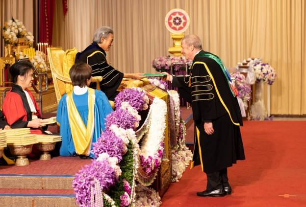 ดร.ฮาราลด์ ลิงค์ รับพระราชทานปริญญาดุษฎีบัณฑิตกิตติมศักดิ์ จากนิด้า